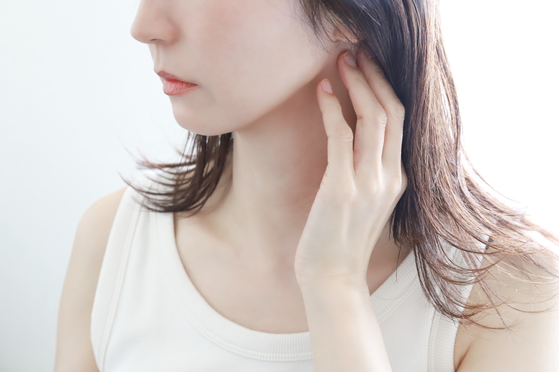 美容鍼で小顔効果を実感！ハイフ・小顔矯正との違いは？持続時間も解説