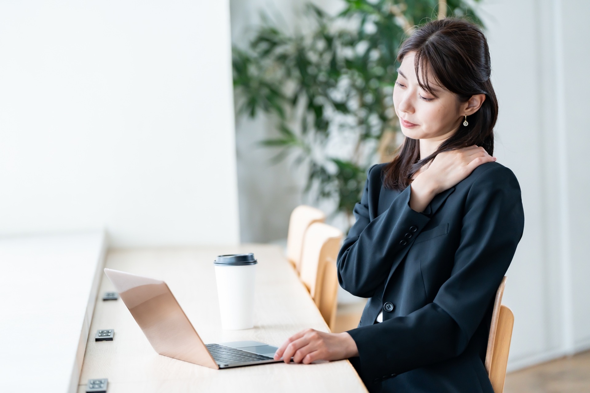 首の血行促進で美肌を目指す！原因や改善方法、美容鍼の効果を解説