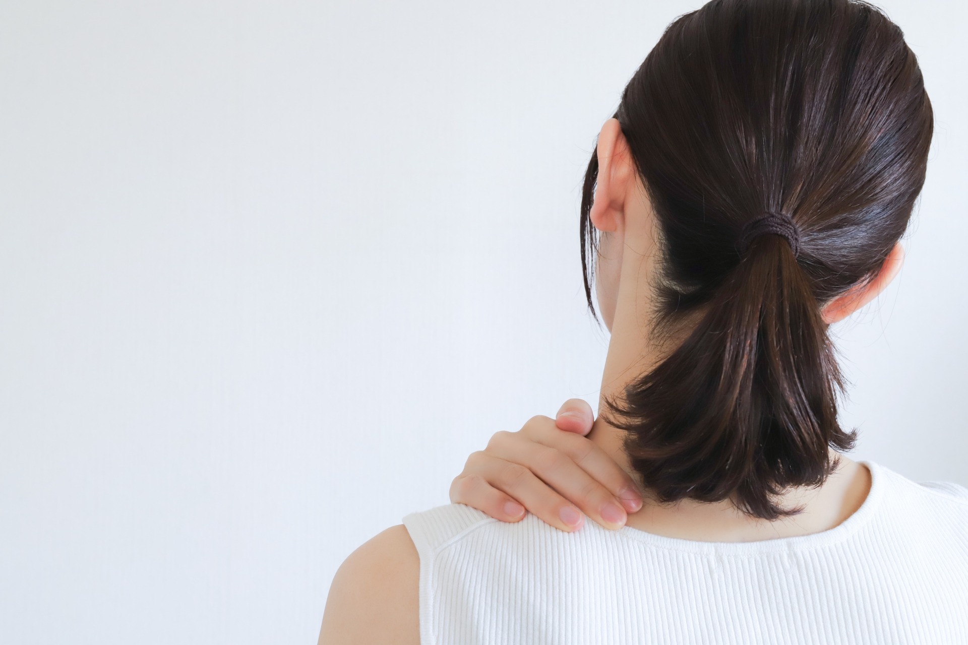 血行促進で肩こりを改善！原因から解消法、美容鍼の効果まで徹底解説