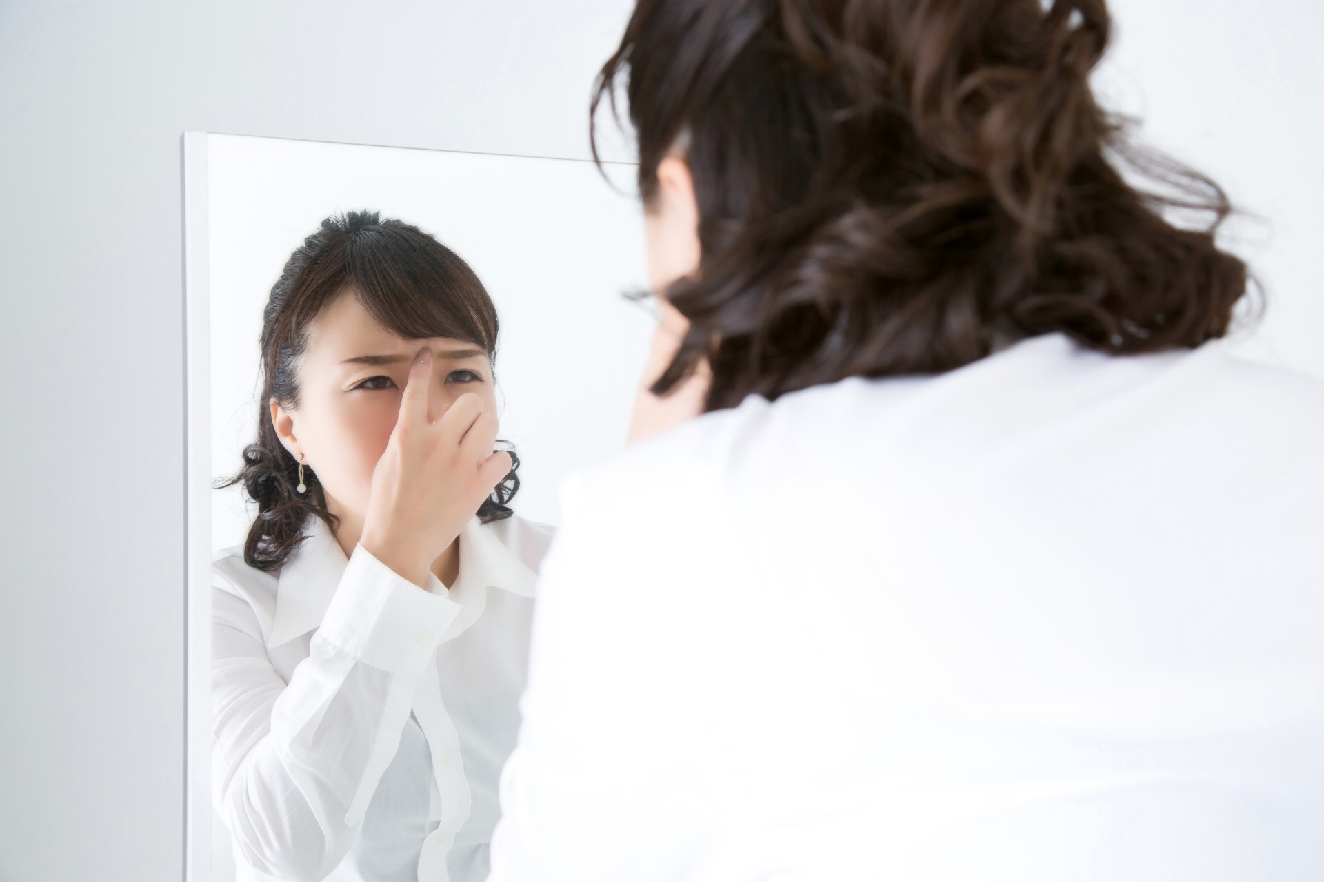 【美容鍼で改善】目と目の間の横しわ（バニーライン）の原因と消す方法を徹底解説